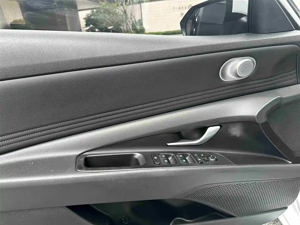 Hyundai Elantra 2021 1.5L CVT LUX Premium Edition фото 15