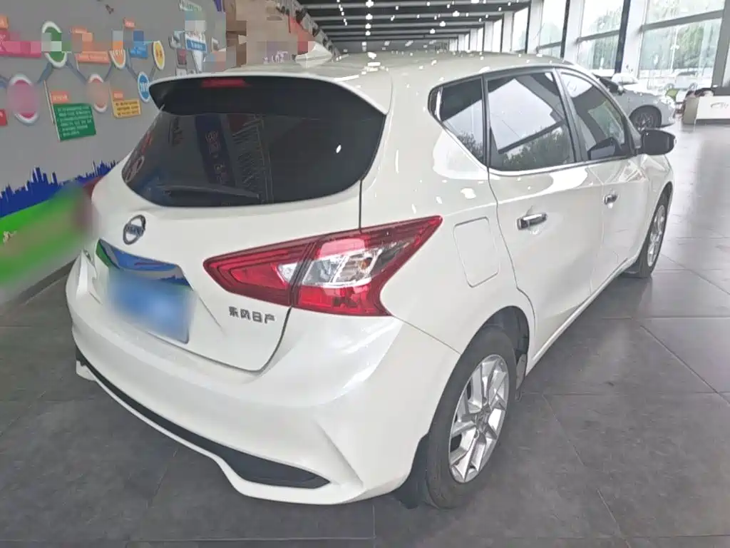 Photo 7 - Nissan Tiida