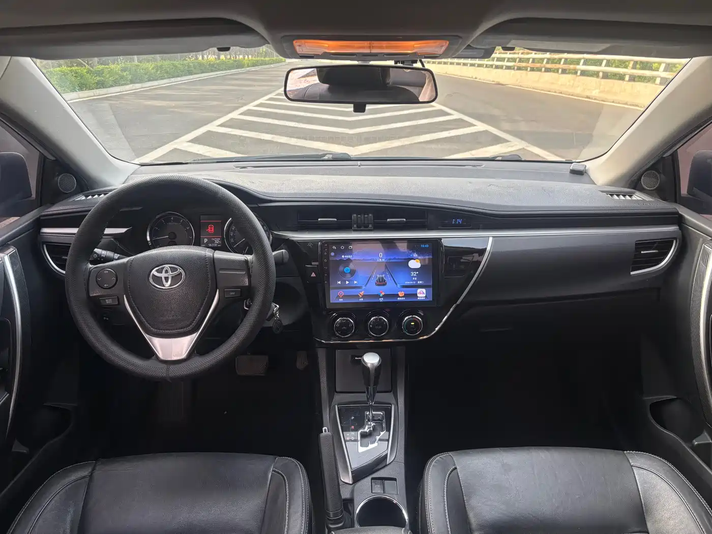 Toyota Corolla 2014 1.6L CVT GL-i Leather Edition фото 5