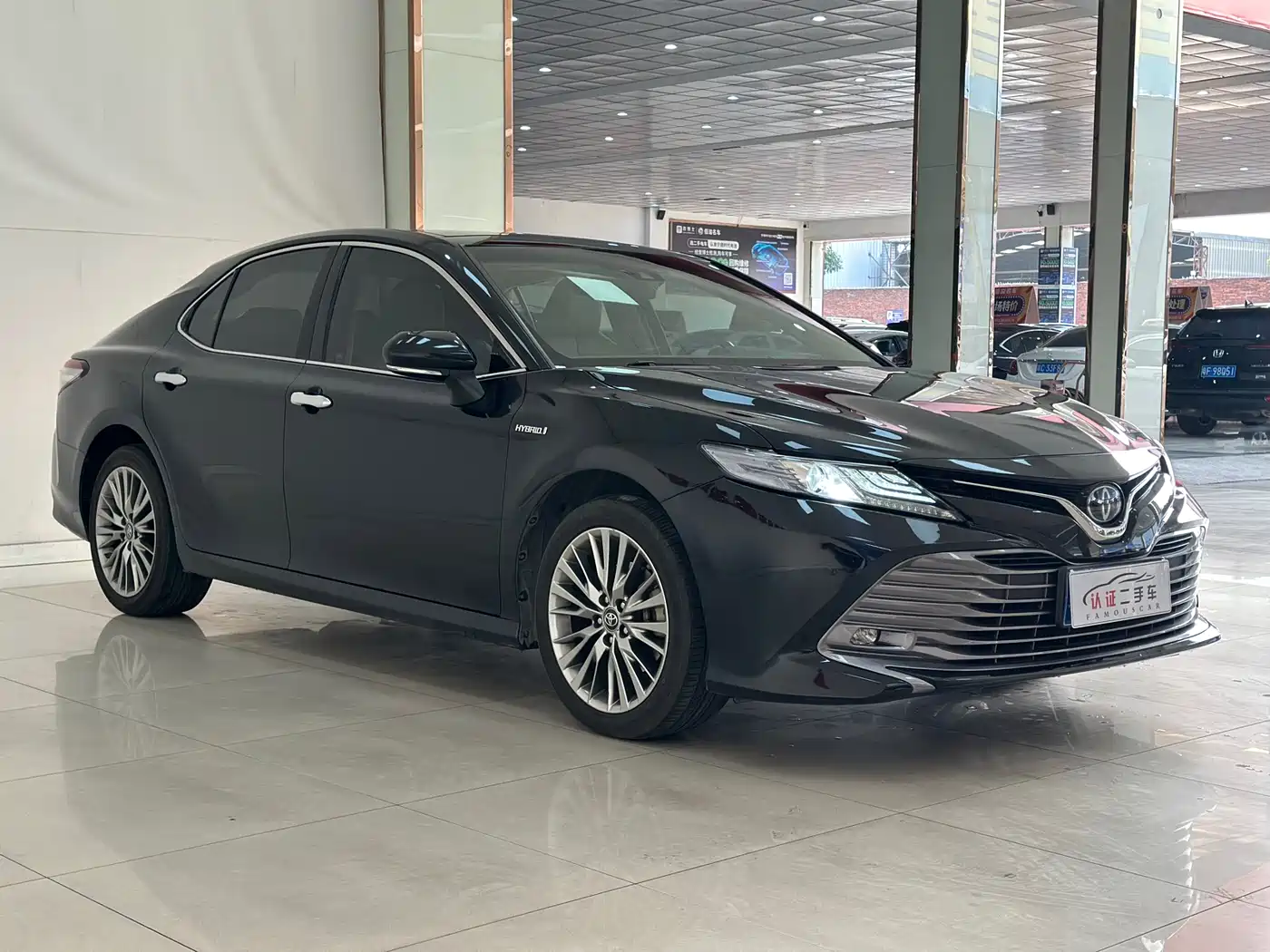 Toyota Camry 2018 Hybrid 2.5HG Luxury Edition фото 3