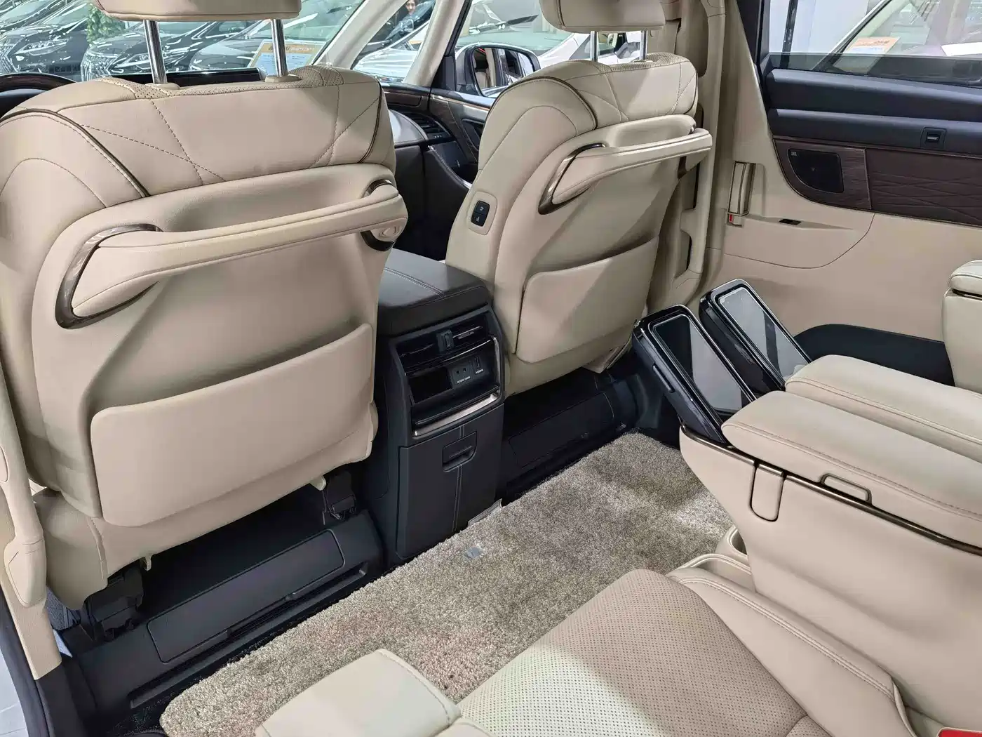 Toyota Alphard 2024 Hybrid 2.5L Ultimate Enjoyment Edition фото 15