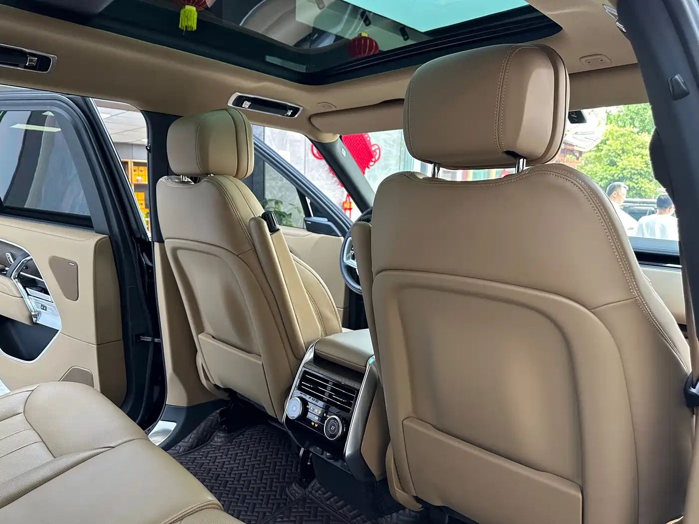 Land Rover Range Rover 2023 3.0 L6 400PS Golden Age 7-Seater Long Wheelbase фото 14