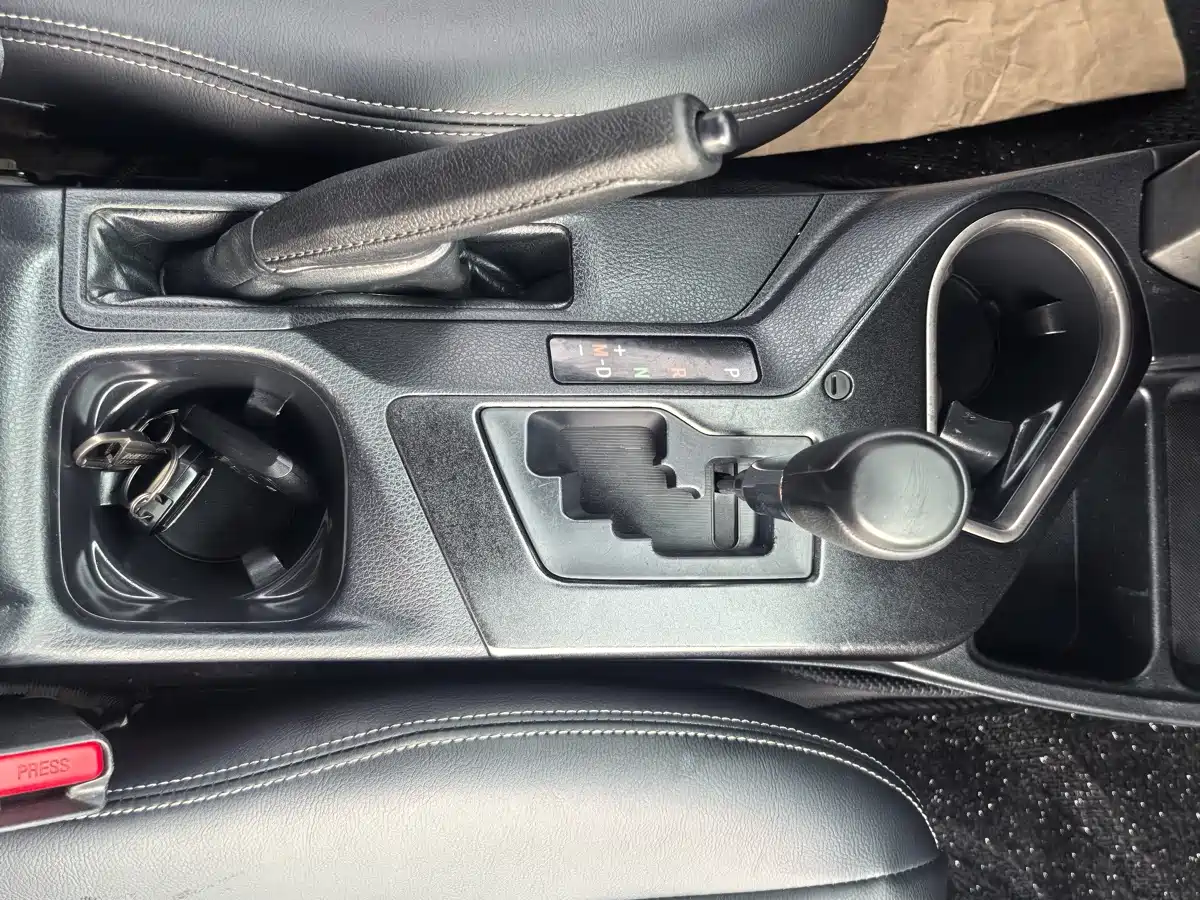 Toyota RAV4 Rongfang 2016 2.0L CVT 2WD Trend (China V) фото 16
