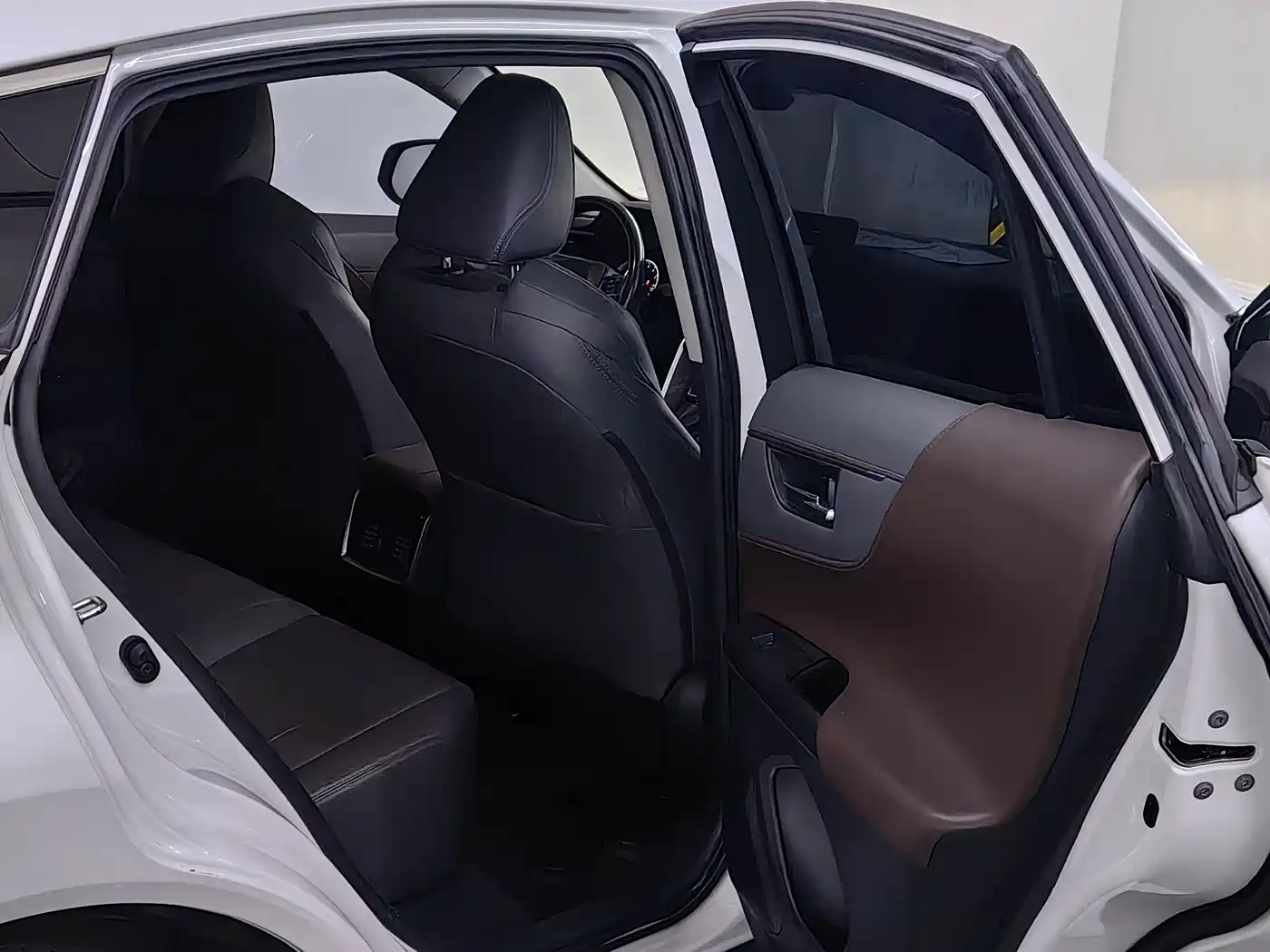 Toyota Lingfang HARRIER 2022 2.0L CVT 2WD Luxury Edition фото 7