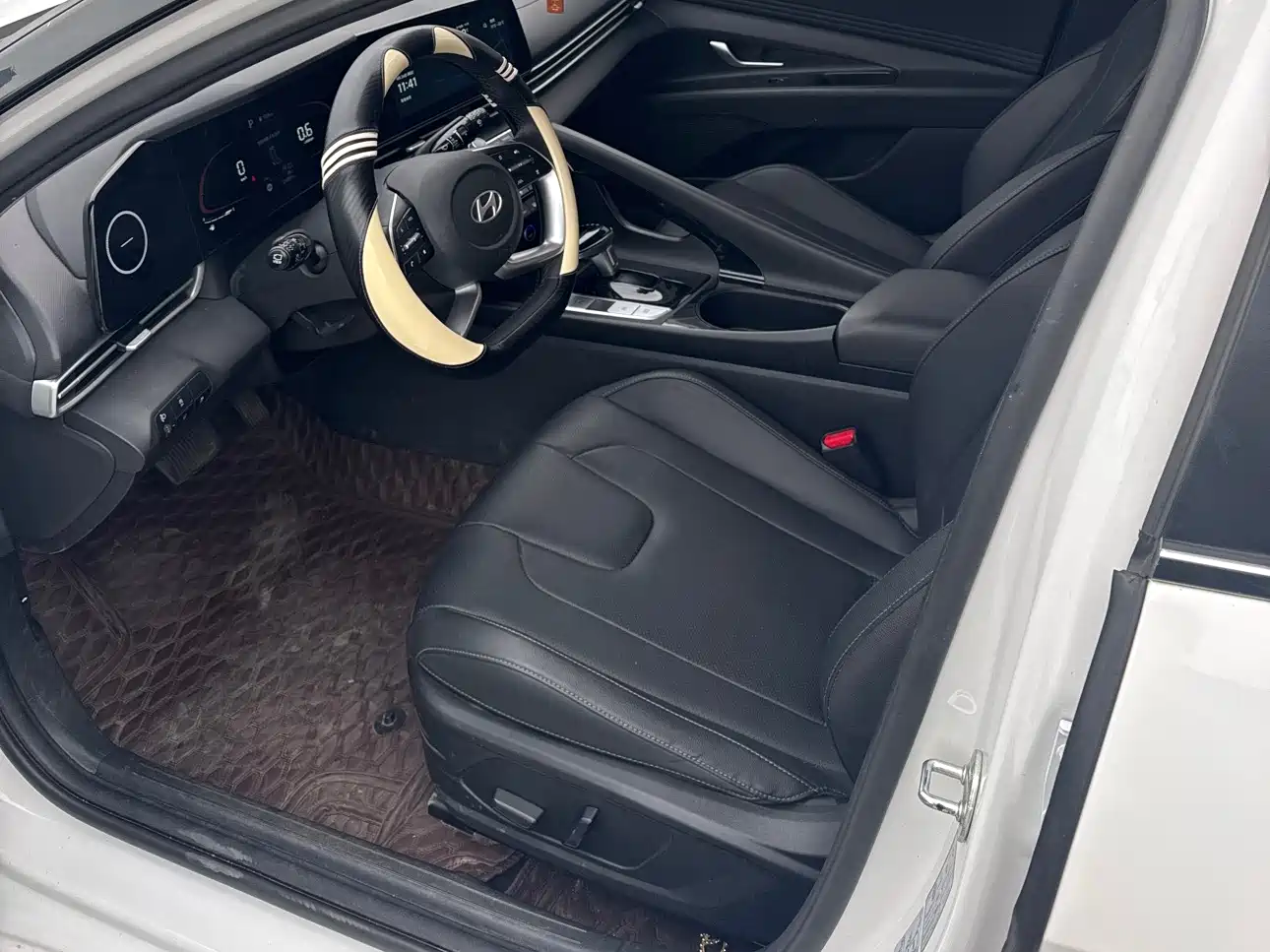 Hyundai Elantra 2023 Model 1.5L CVT LUX Premium Edition фото 9