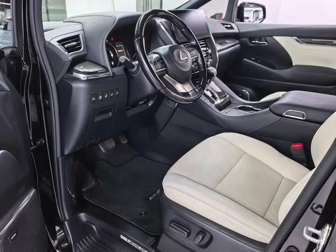 Lexus LM 2020 300h Seven-Seater Elegance Edition фото 8