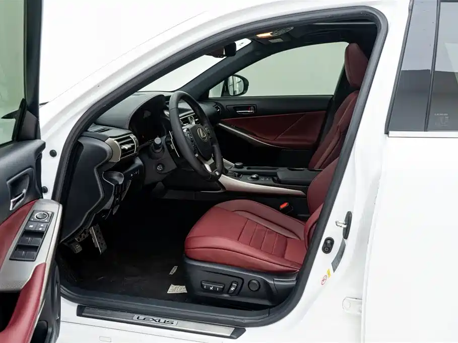 Lexus IS 2015 200t F SPORT фото 16