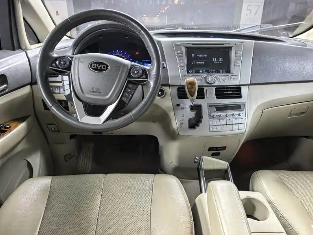 BYD M6 2016 2015 2.4L Automatic Premium Edition