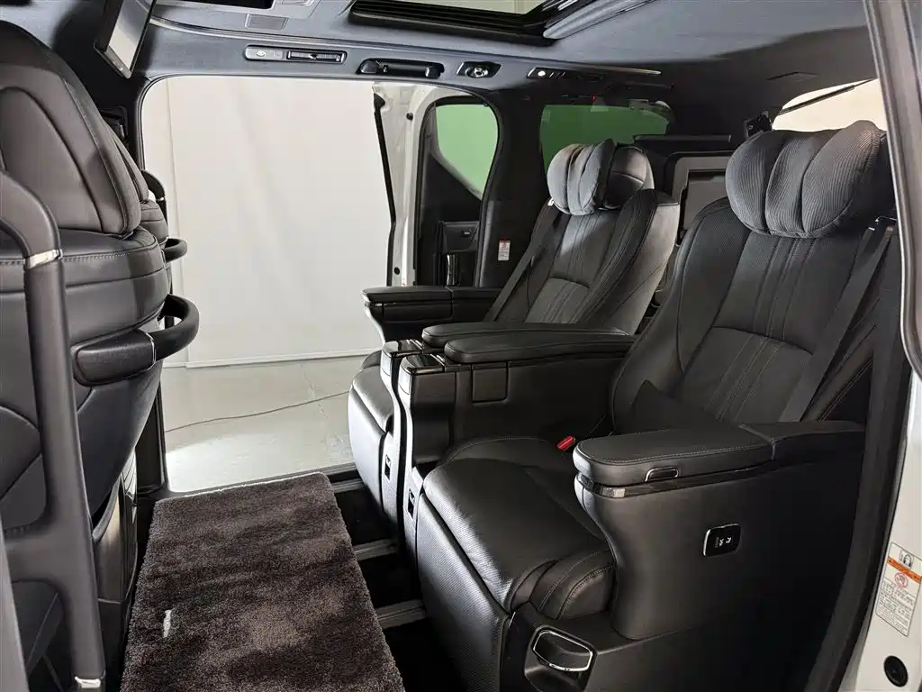 Lexus LM 2020 300h Seven-Seater Elegance Edition фото 8