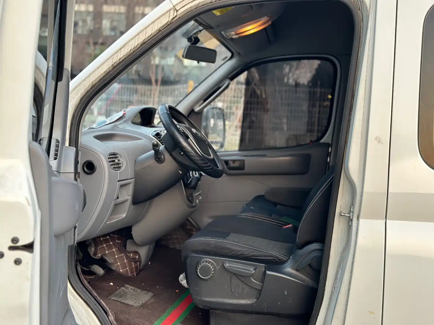 SAIC Maxus Xintu V80 2019 2.0T Plus 6MT Aoyun Short Wheelbase Medium Roof 5/6-seater фото 9