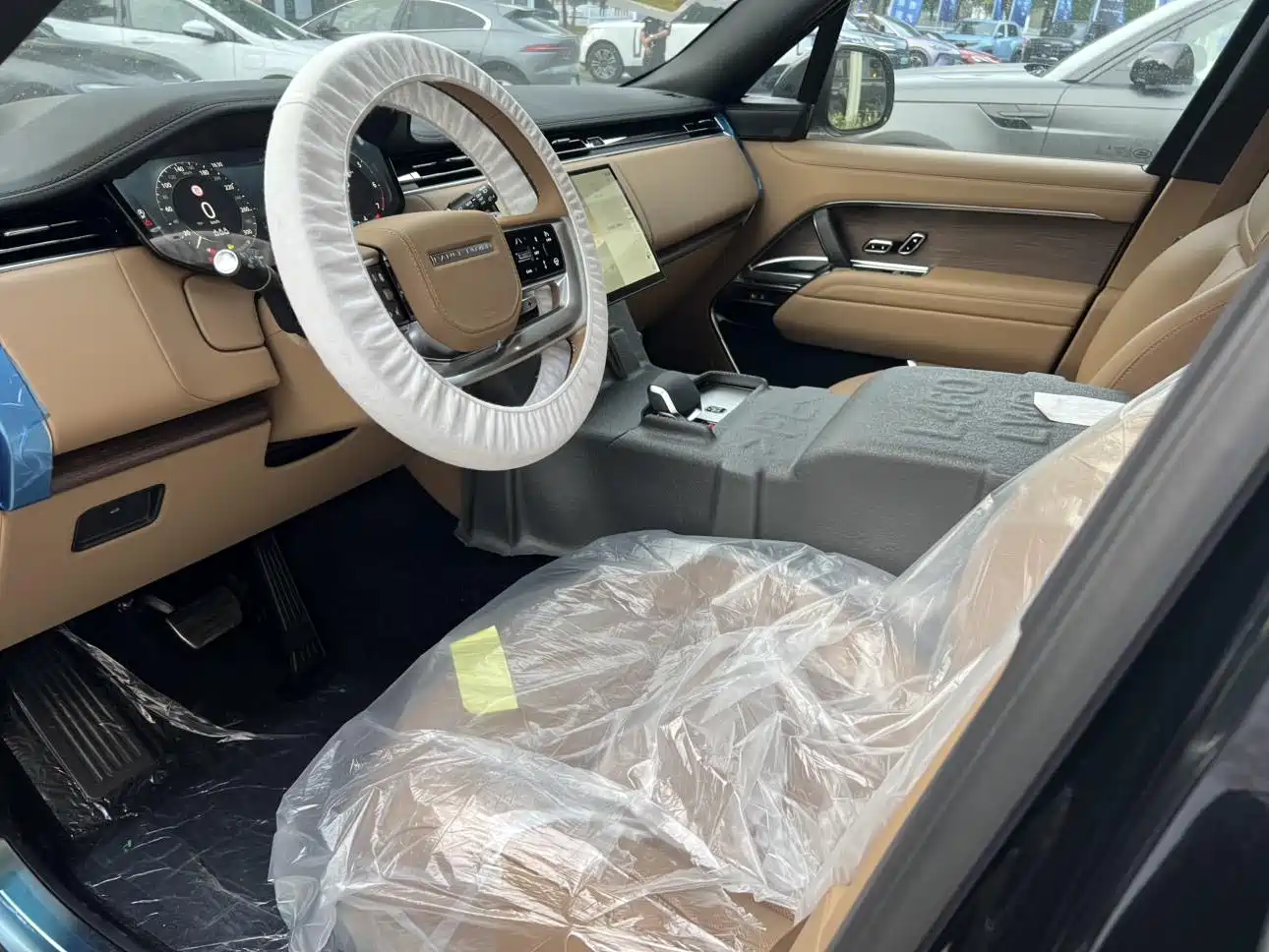 Land Rover Range Rover 2025 3.0 L6 400PS Genesis Extended Wheelbase фото 5