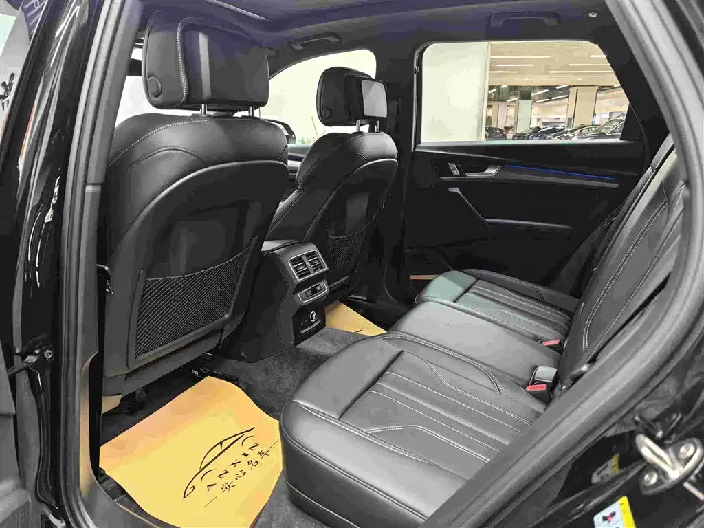 Audi Q5L 2025 45th Anniversary Edition 45 TFSI Luxury Sport фото 16