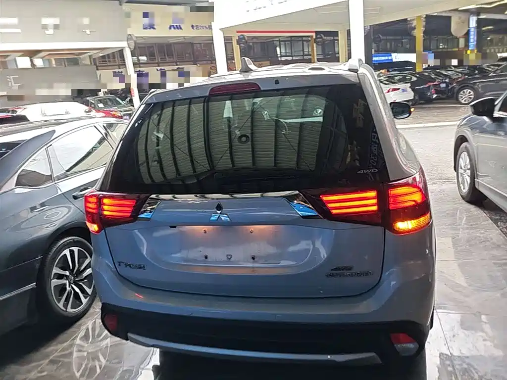 MITSUBISHI OUTLANDER