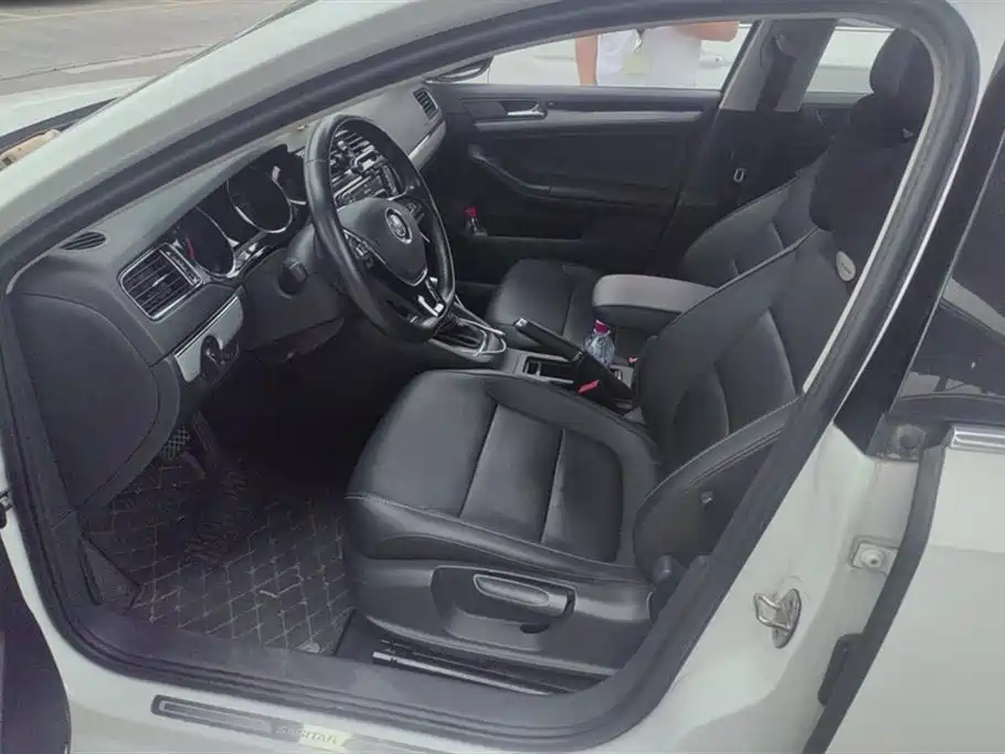 Volkswagen Sagitar 2017 1.6L Automatic Comfort фото 9