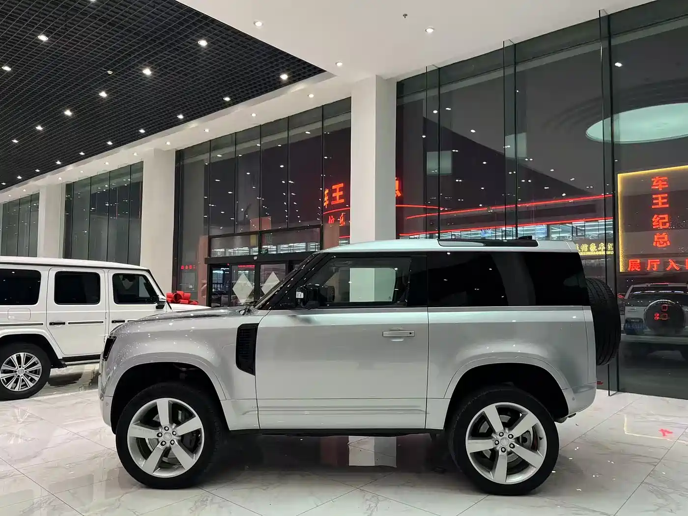Land Rover Defender 2022 Model 90 3.0T P400 XS фото 4
