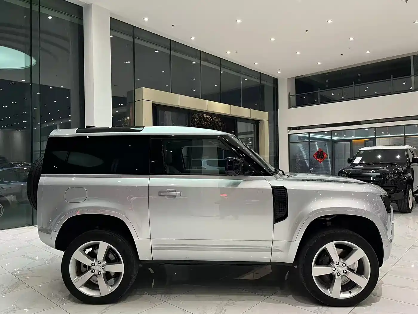 Land Rover Defender 2022 Model 90 3.0T P400 XS фото 5