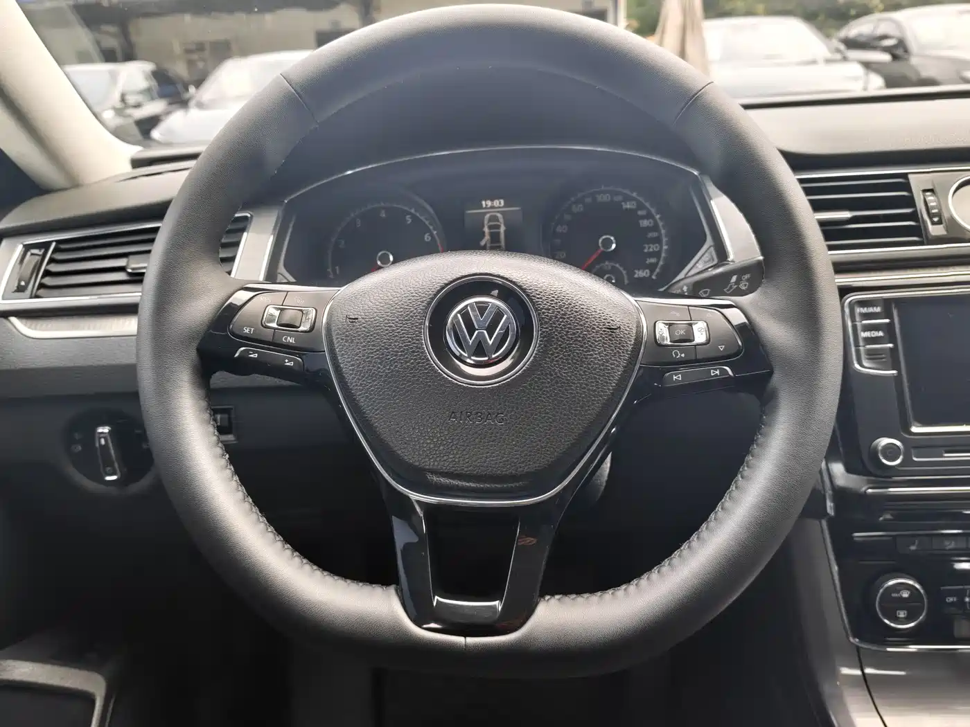 Volkswagen Passat 2016 330TSI DSG Honor Edition фото 7