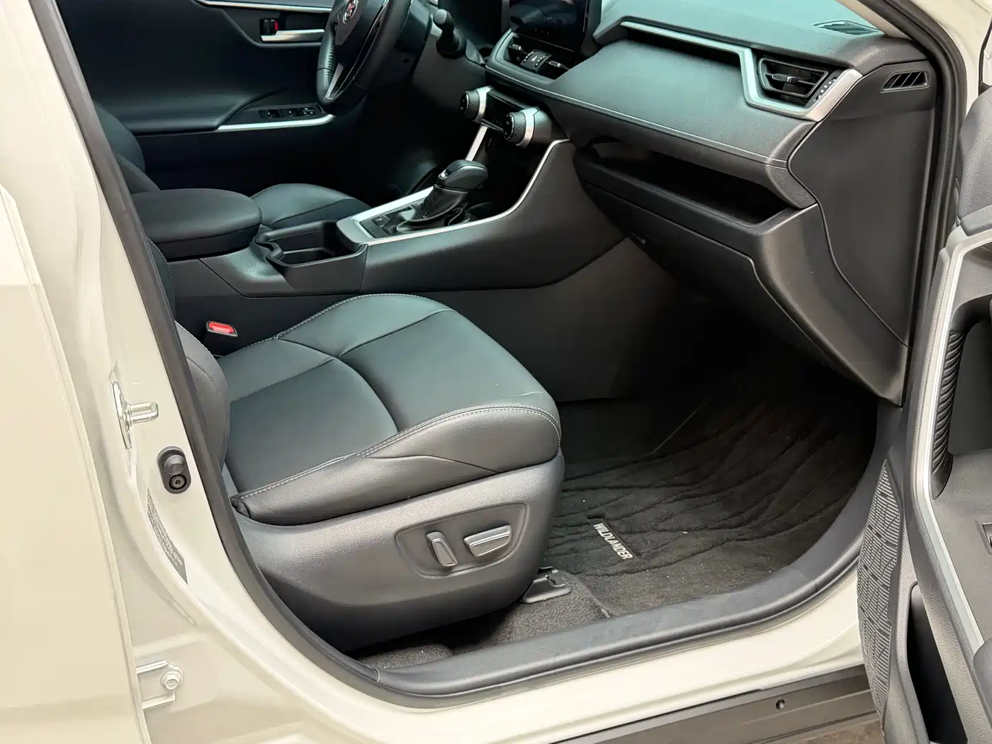 Toyota Wildlander 2024 Hybrid 2.5L E-CVT FWD Luxury PLUS Edition фото 7