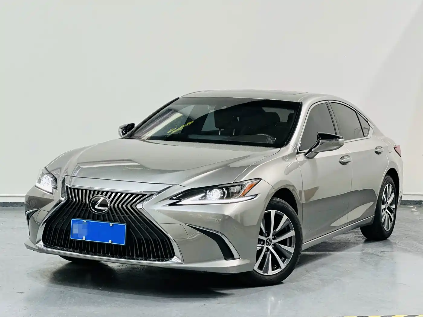 Фото 1 - Lexus ES