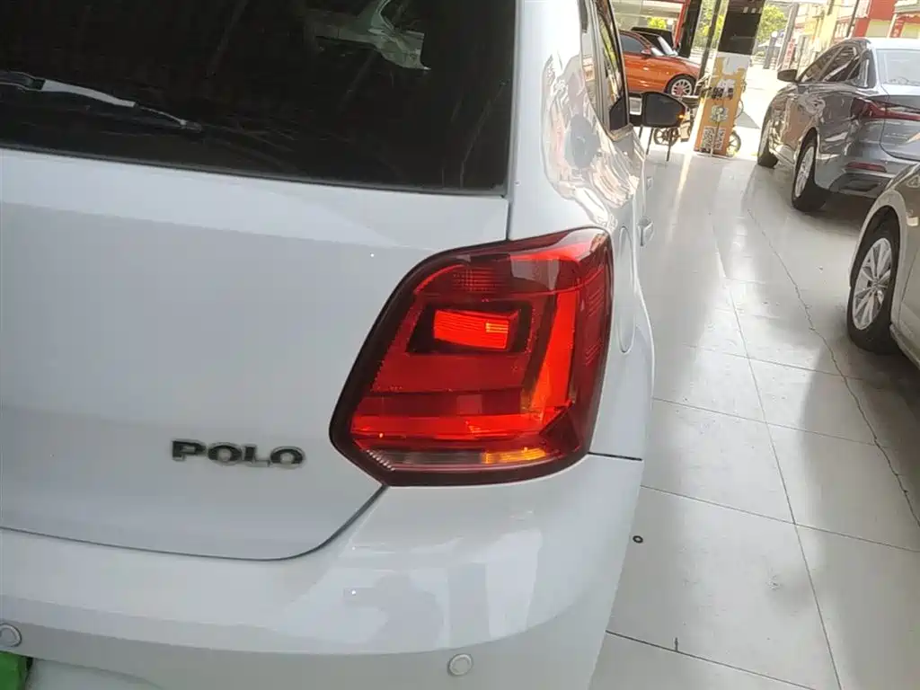 Volkswagen Polo 2016 1.4L Automatic Trend фото 8