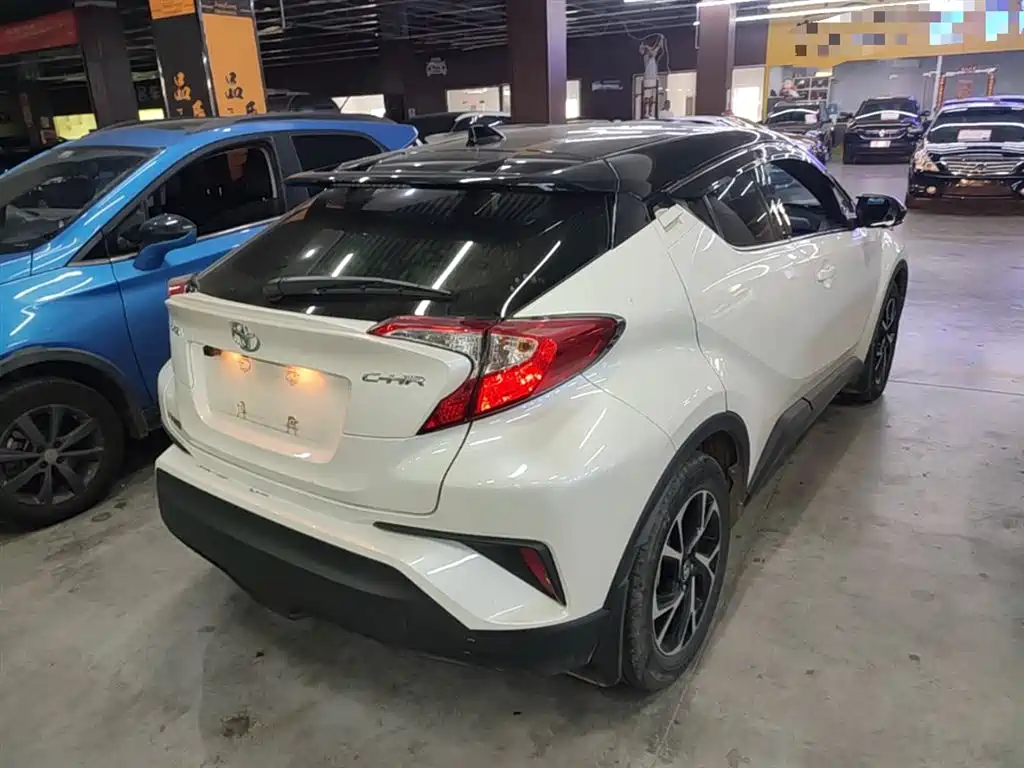 Toyota C-HR 2018 2.0L Leading Sunroof Edition V фото 7