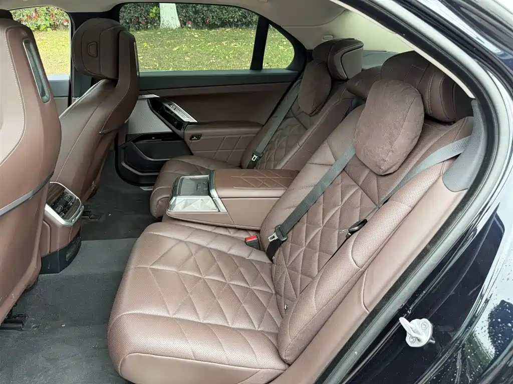 BMW 7 Series 2023 Model 735Li M Sport Package фото 10