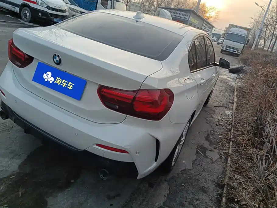 BMW 1 Series 2023 120i M Sport Shadow Edition фото 3