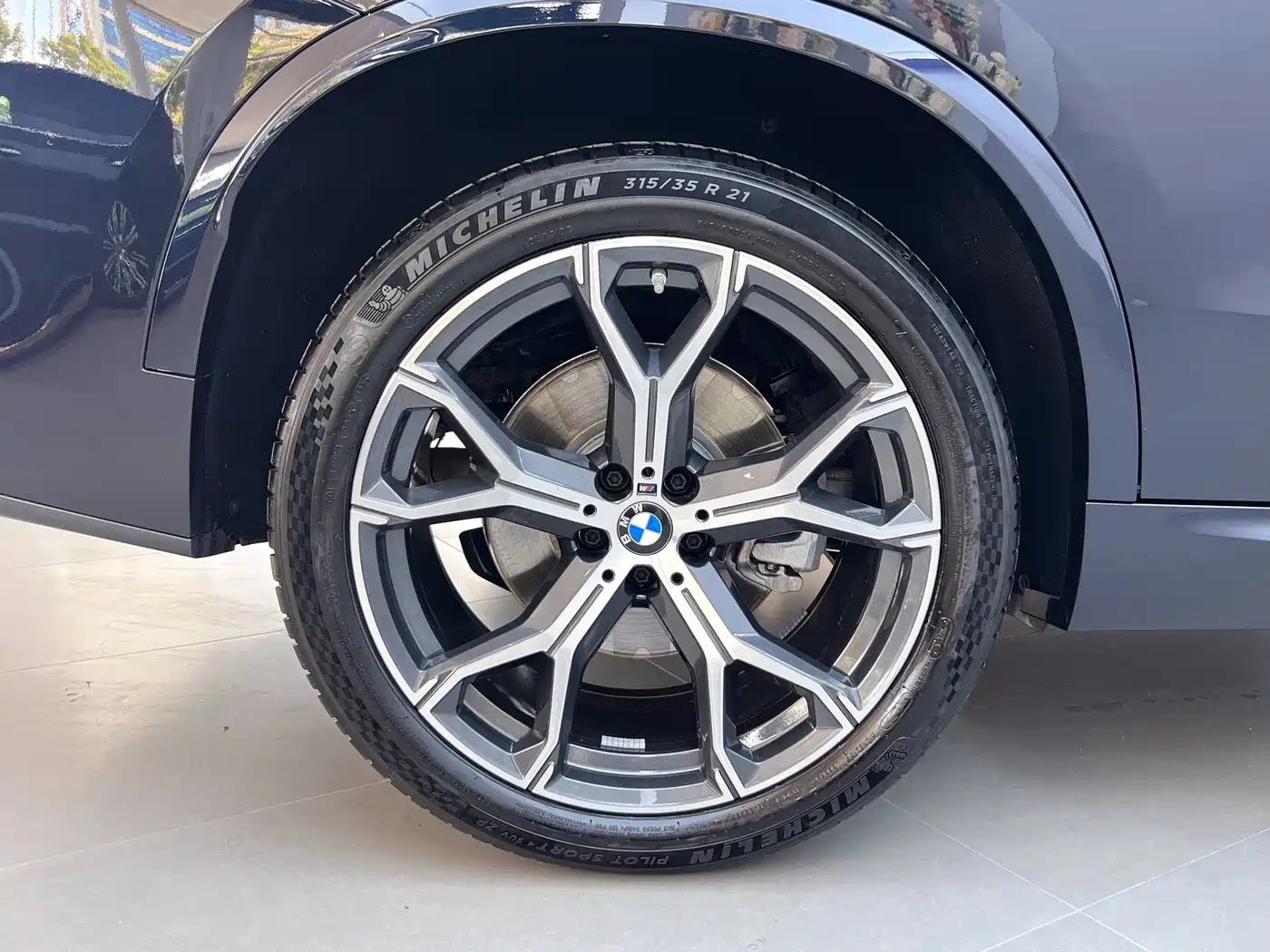 BMW X5 2025 Model xDrive 30Li Exclusive M Sport Blackout Package фото 11