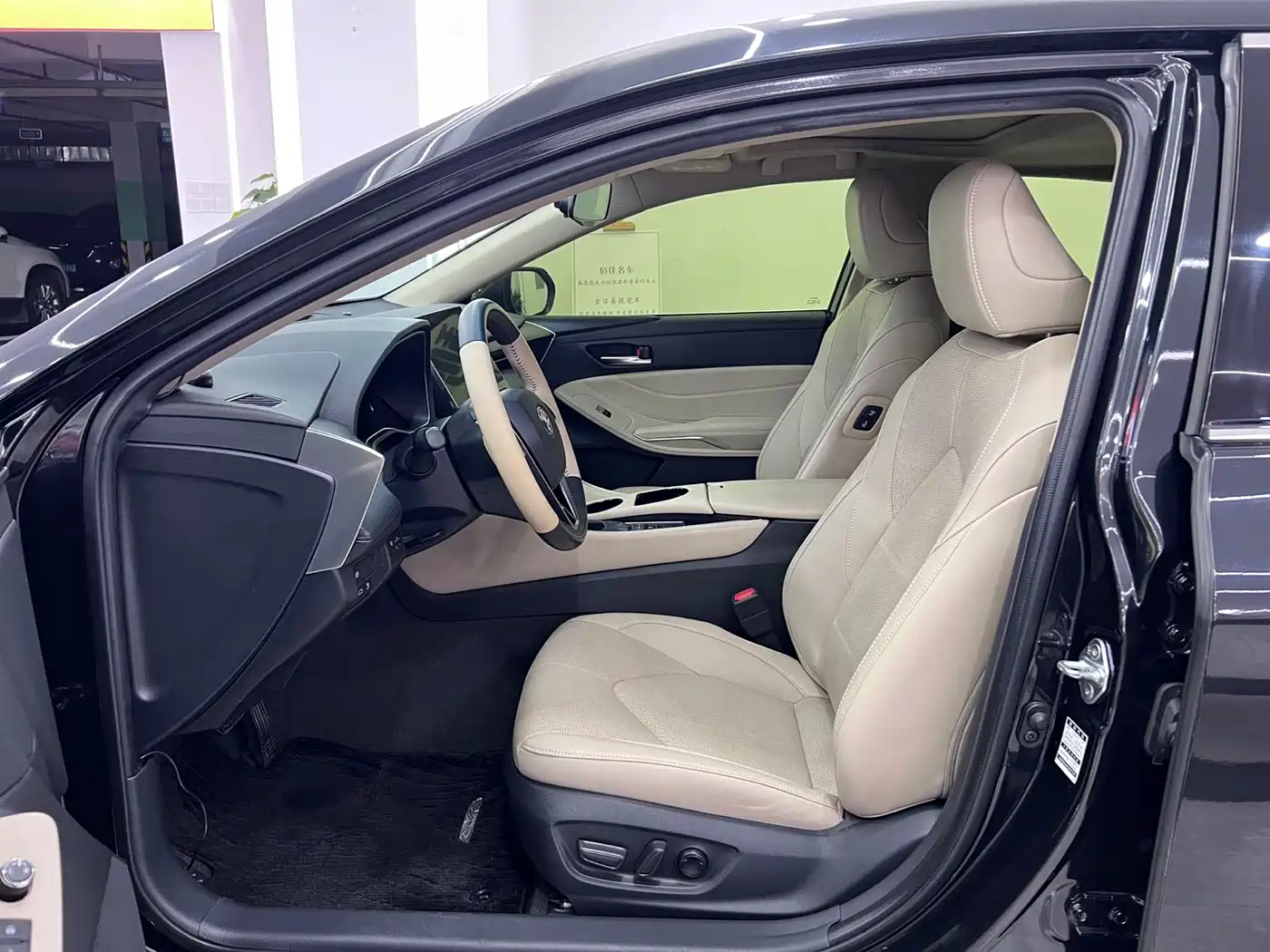 Toyota Avalon 2023 Hybrid 2.5L Luxury Edition фото 9