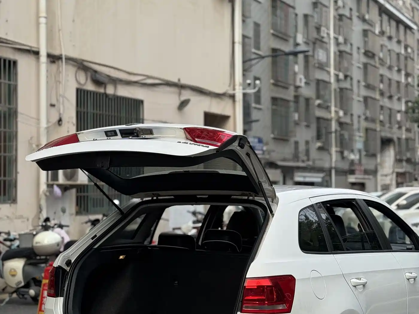 Volkswagen Lavida Tour 2013 1.6L Automatic Trend Style фото 5