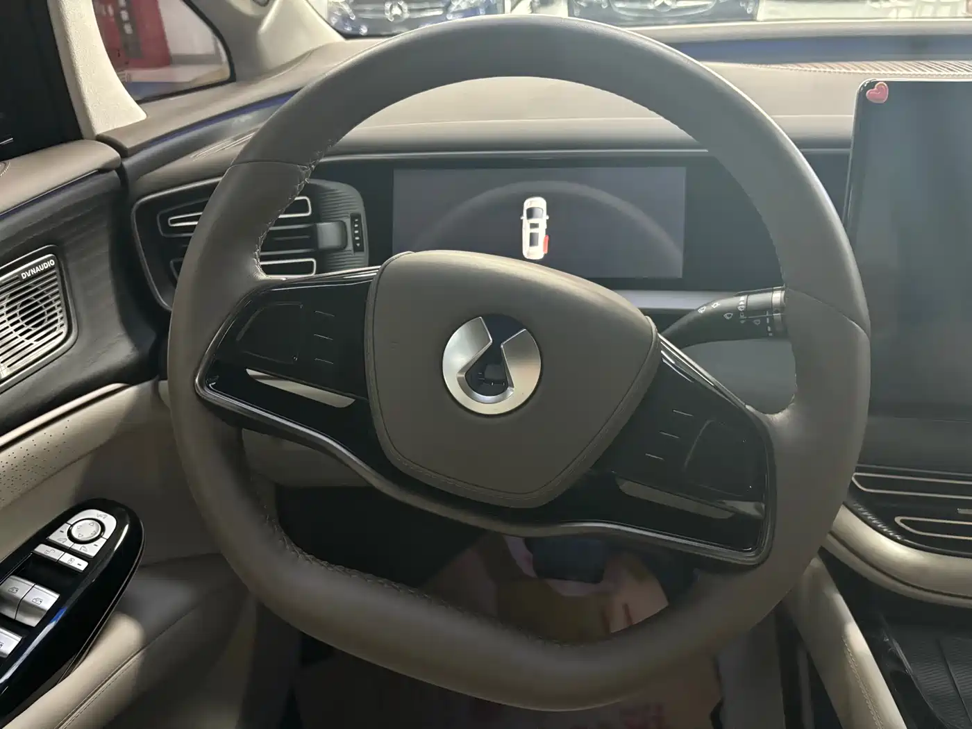 Denza D9 2022 DM-i 970 AWD Flagship фото 17