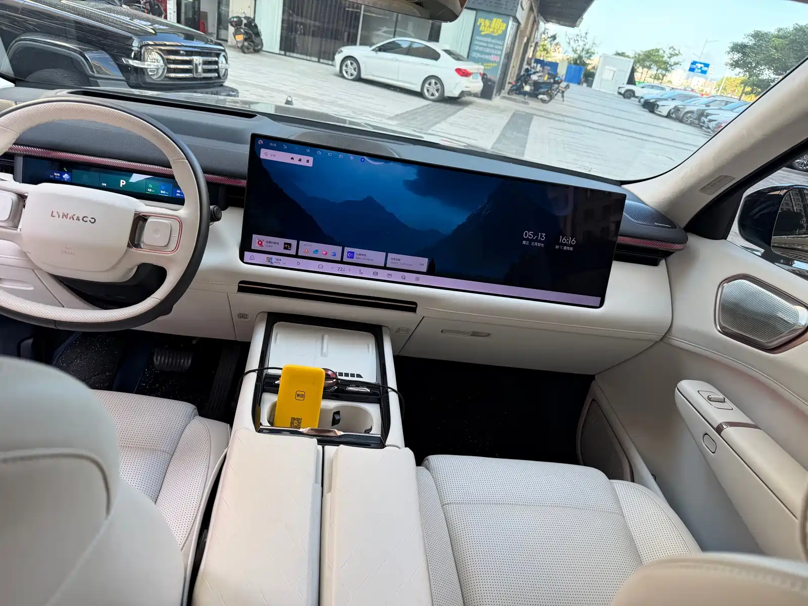 Photo 8 - Lynk & Co 900