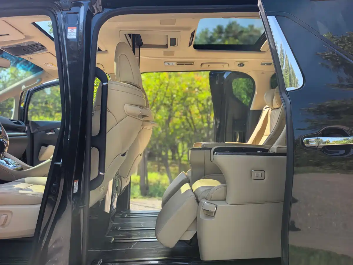 Фото 24 - Toyota Vellfire