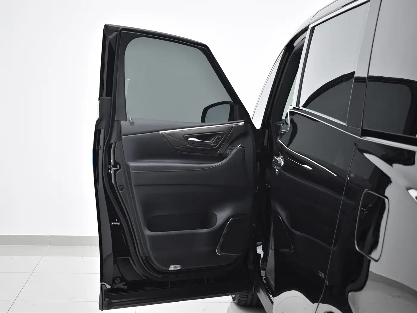 Toyota Vellfire 2024 Crown Hybrid 2.5L Executive Premium Edition фото 18