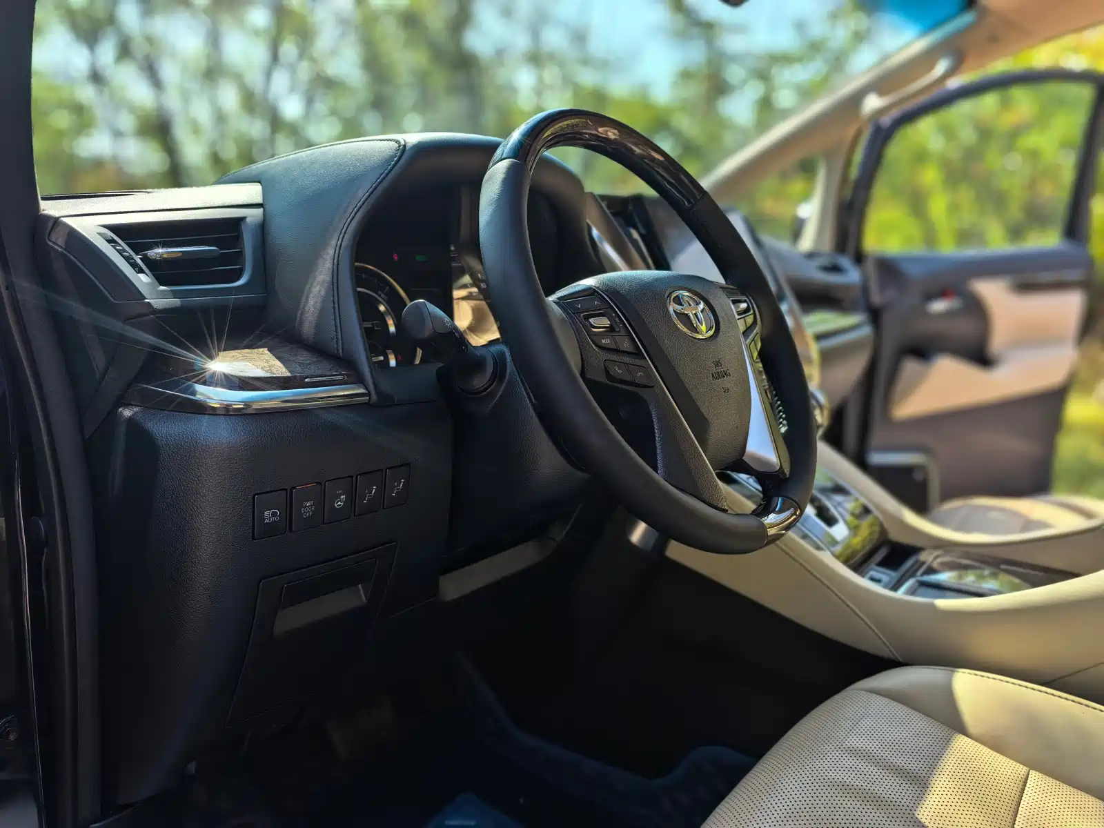 Фото 21 - Toyota Vellfire