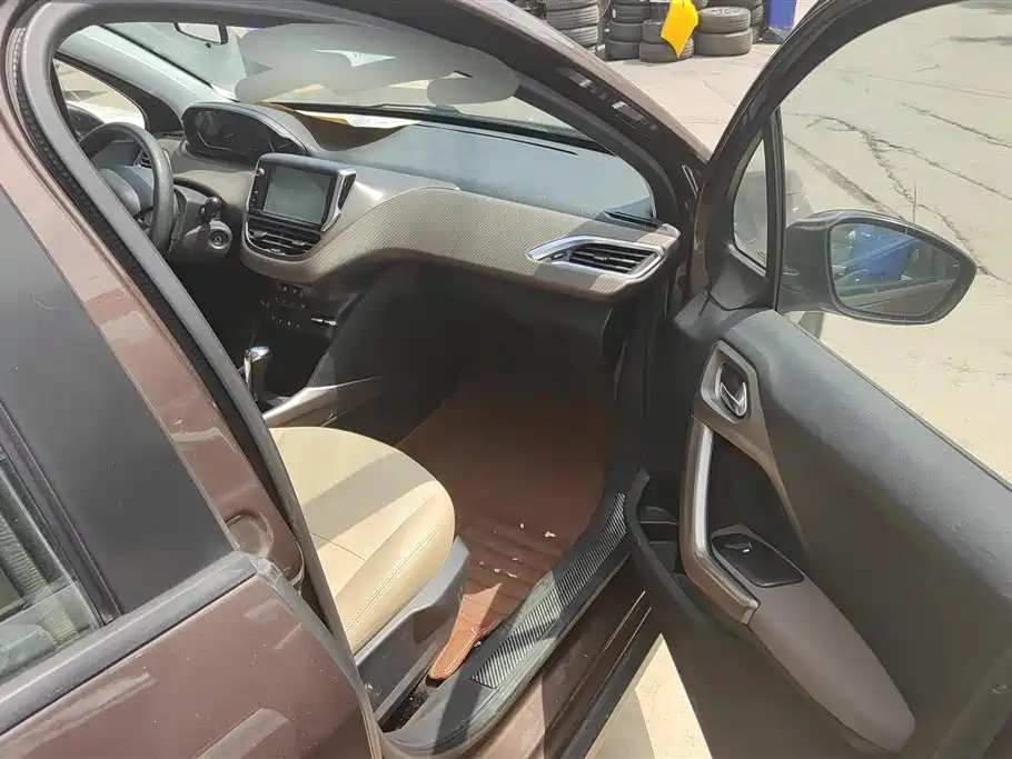 Peugeot 2008 2014 1.6L Automatic Navigation Edition фото 8