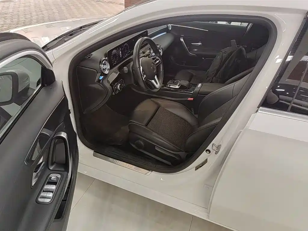 Mercedes-Benz A-Class (Import) 2019 A 200 Dynamic Version фото 16