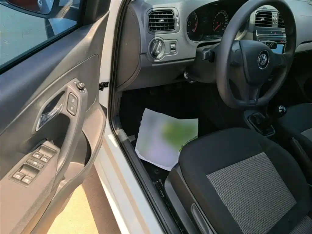 Volkswagen Polo 2014 1.4L Manual Trend Edition фото 16