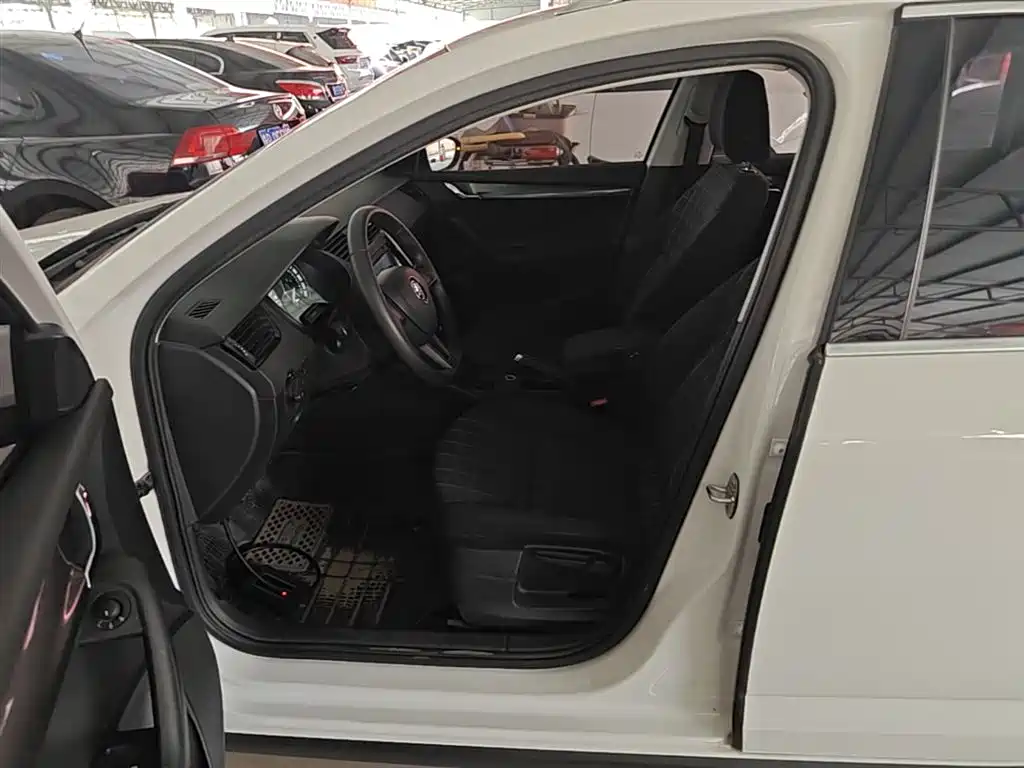Škoda Octavia 2018 Model Wagon TSI230 DSG Comfort Edition фото 15