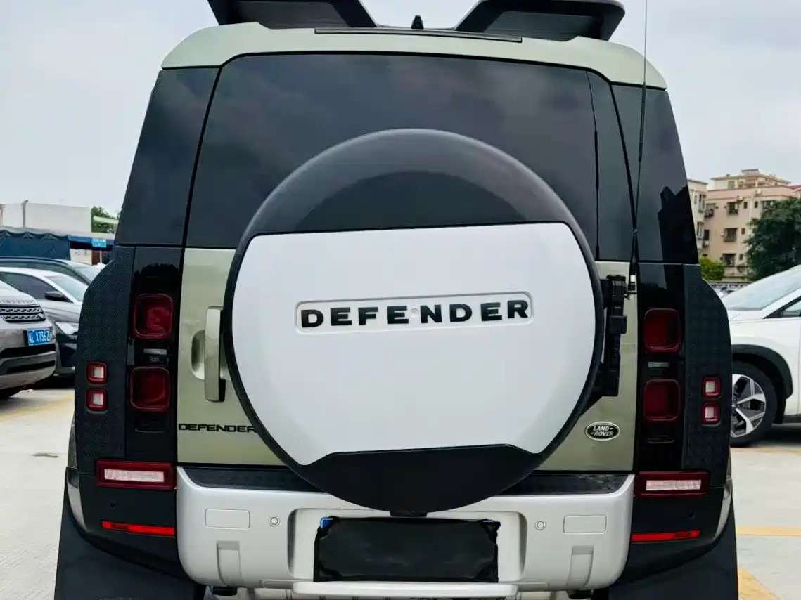 Land Rover Defender 2020 110 P400 Dark Special Edition фото 8