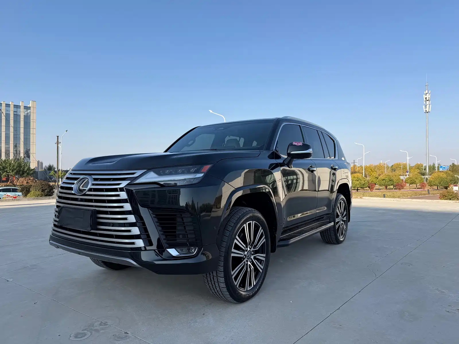 Фото 1 - Lexus LX