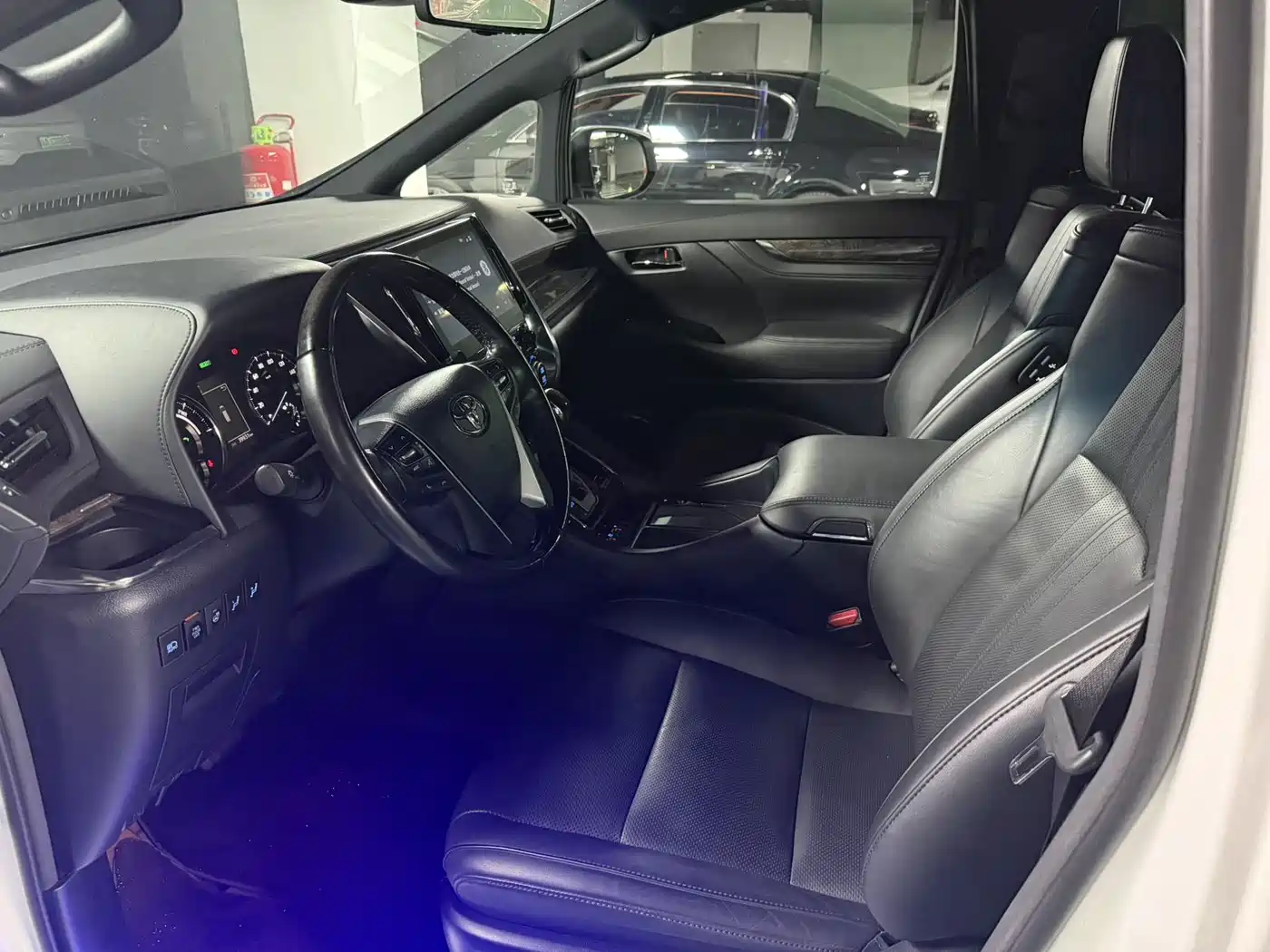 Toyota Alphard 2021 Hybrid 2.5L Premium фото 5