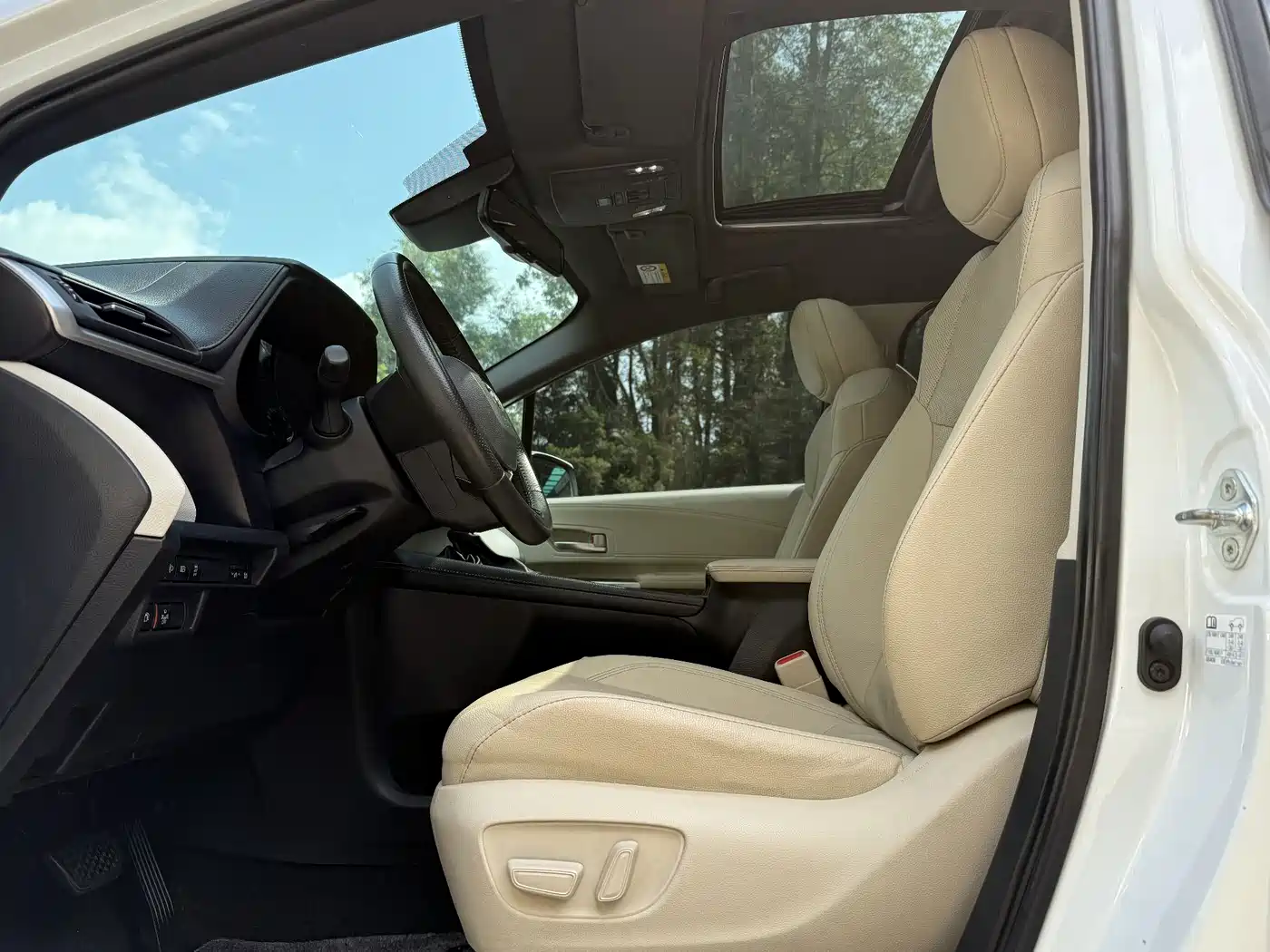 Toyota Sienna 2023 2.5L Hybrid Premium Edition фото 8