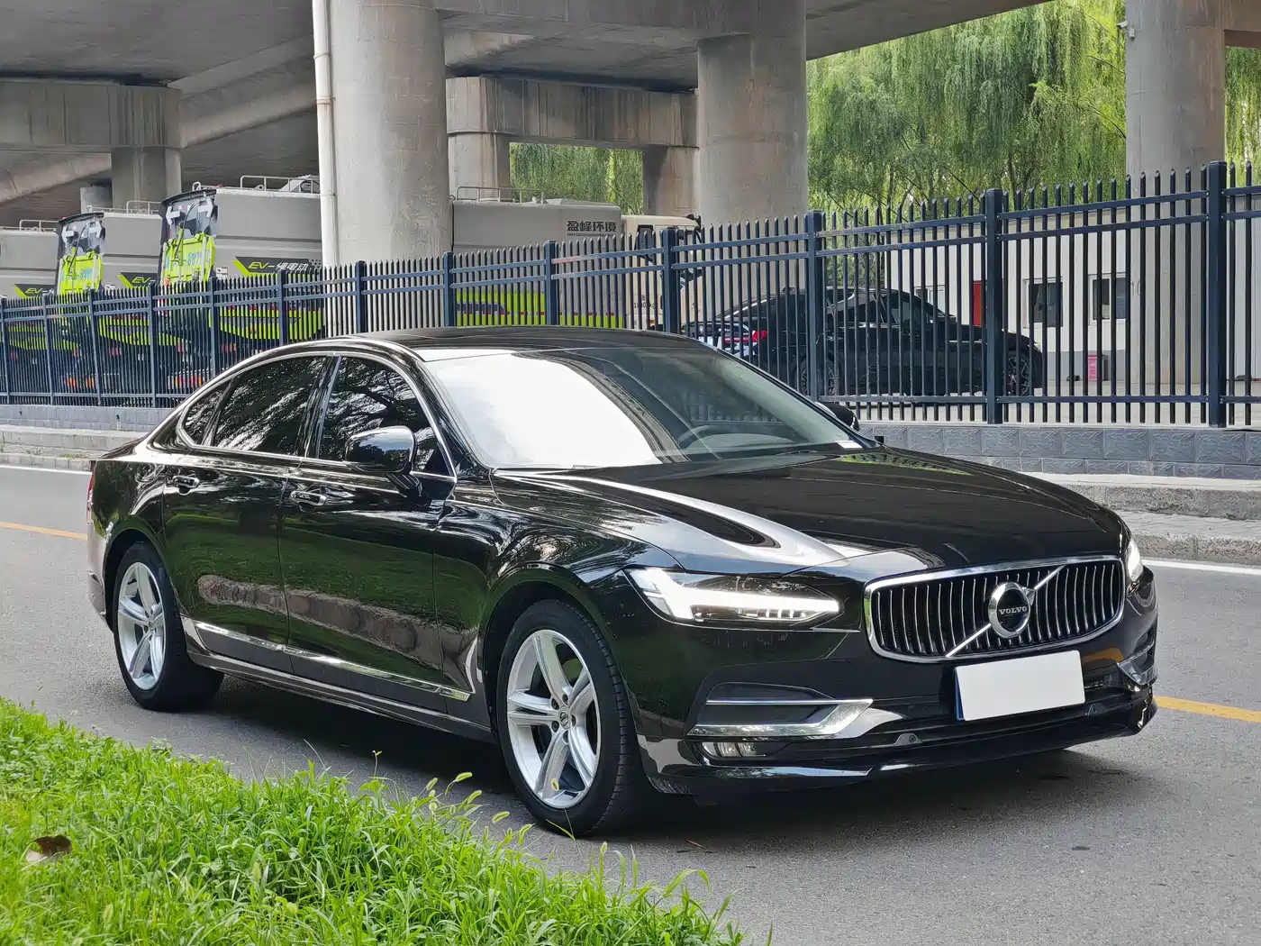 Фото 3 - Volvo S90