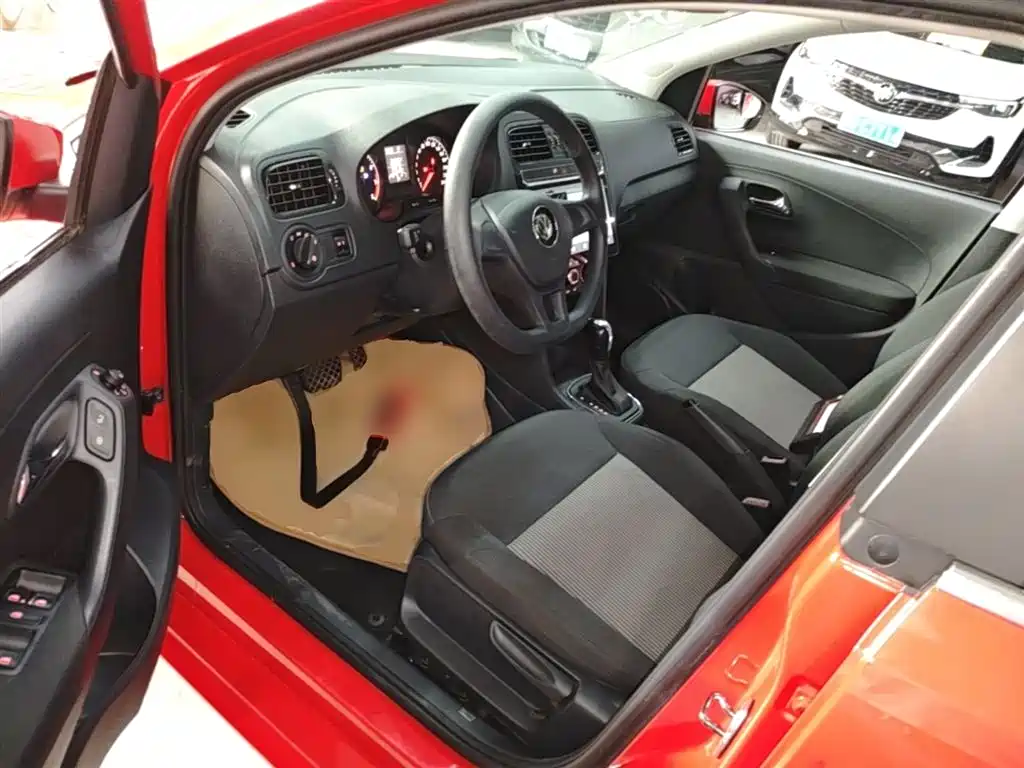 Volkswagen Polo 2016 1.4L Automatic Trend фото 16