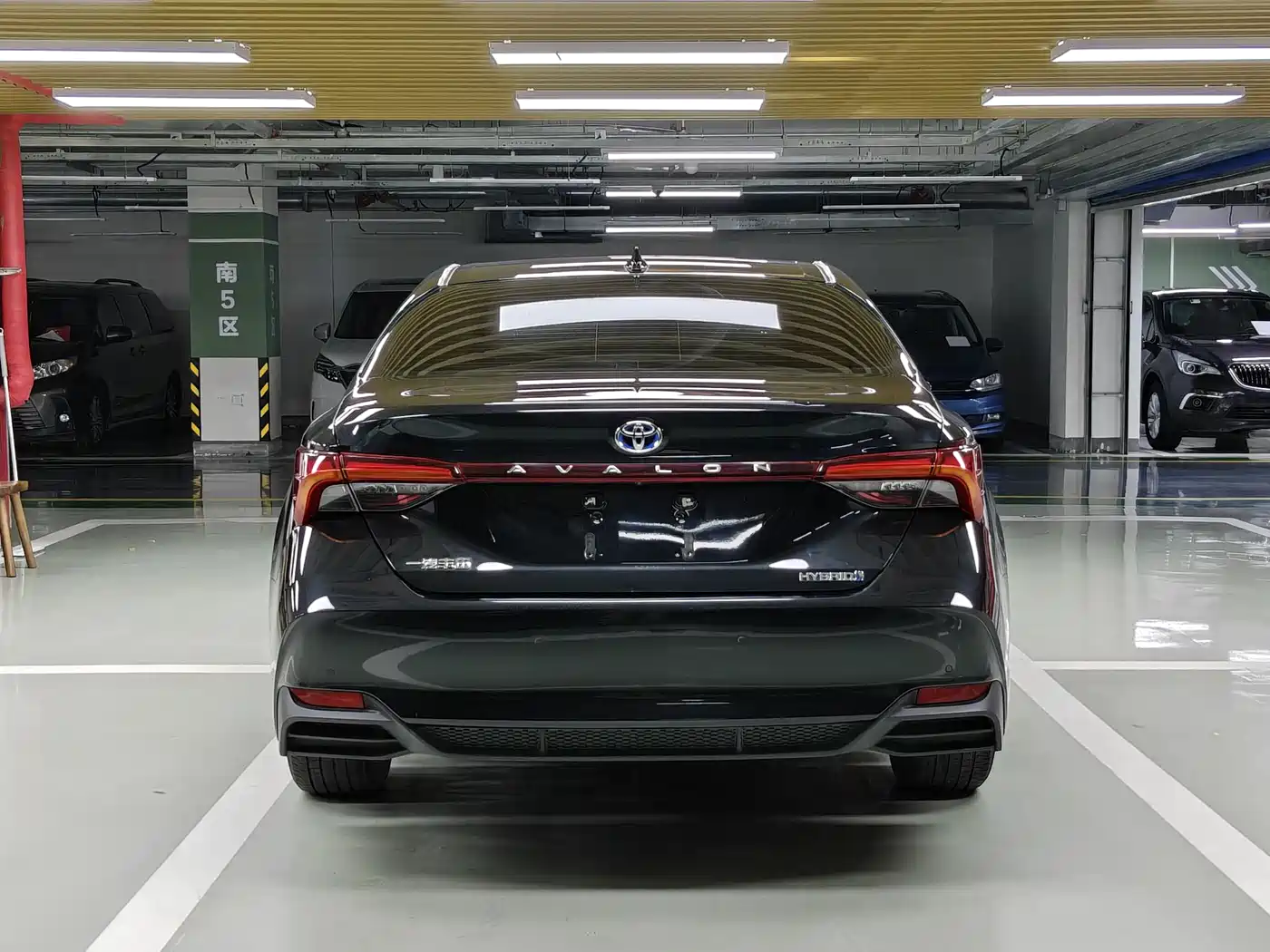 Toyota Avalon 2023 Hybrid 2.5L Luxury Edition фото 5