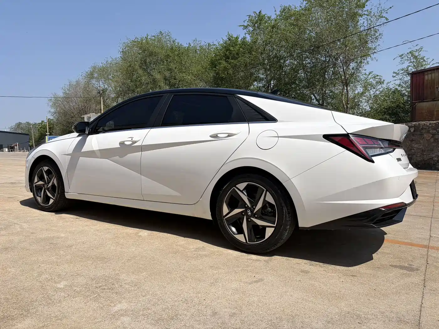 Hyundai Elantra 2021 1.5L CVT LUX Premium Edition фото 9