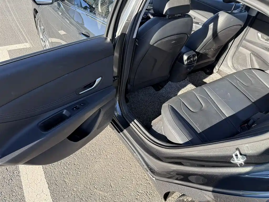 Hyundai Elantra 2023 1.5L CVT TOP Flagship Edition фото 8