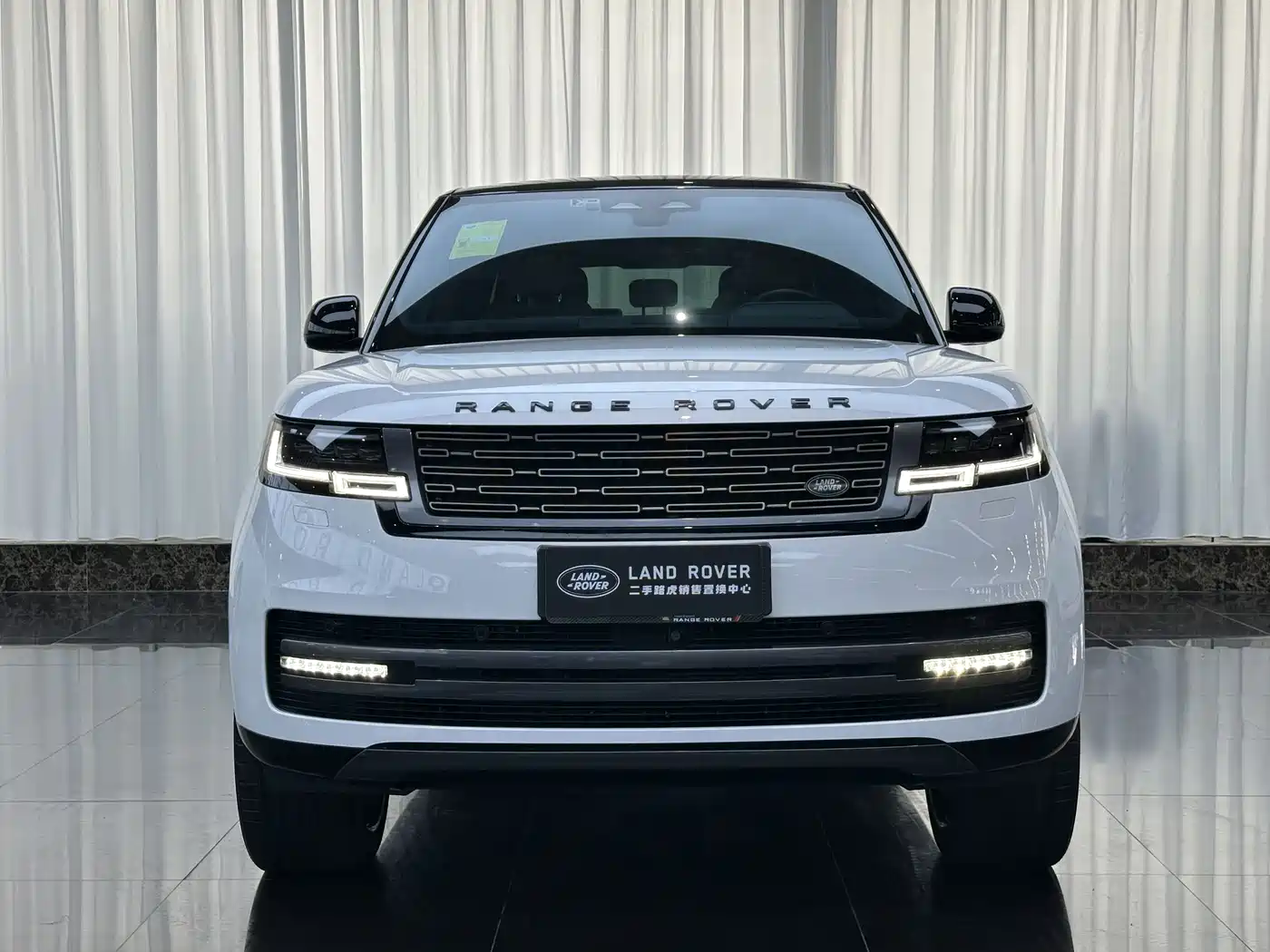 Land Rover Range Rover 2023 3.0 L6 400PS Golden Age 7-Seater Long Wheelbase фото 2