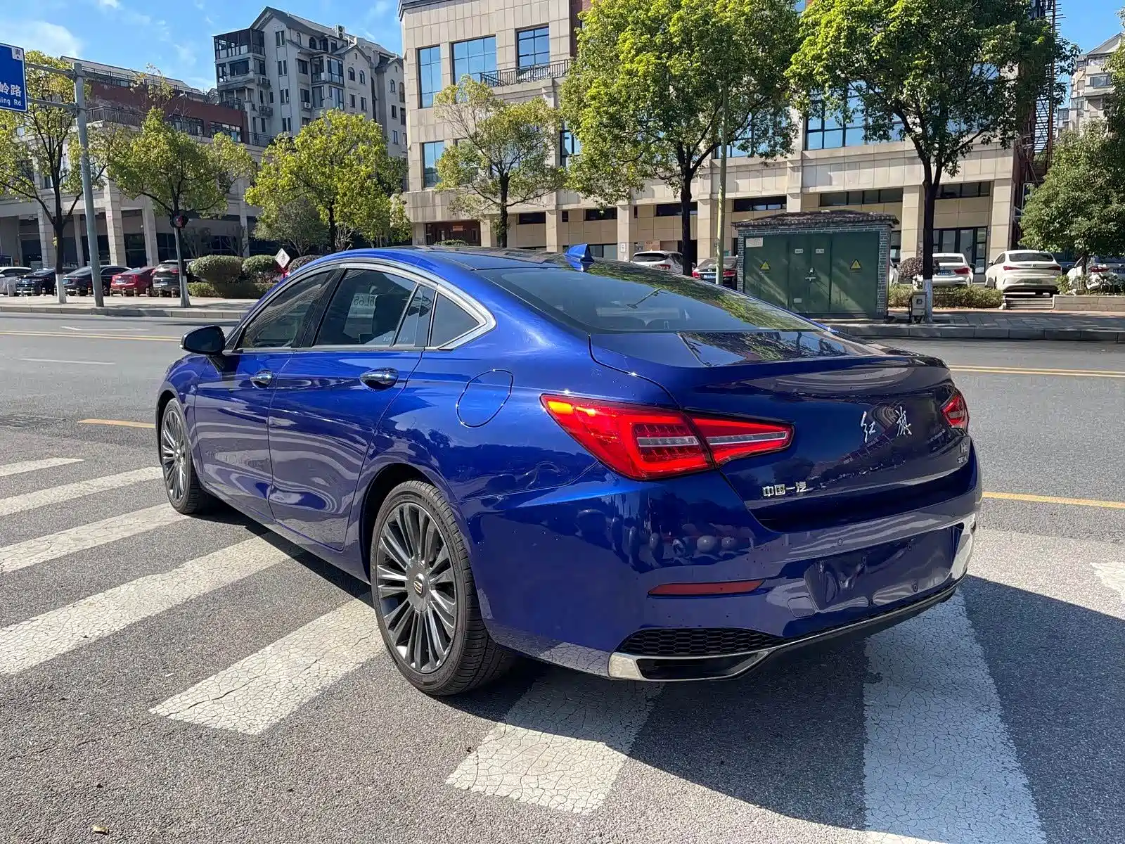 Фото 7 - Hongqi H5